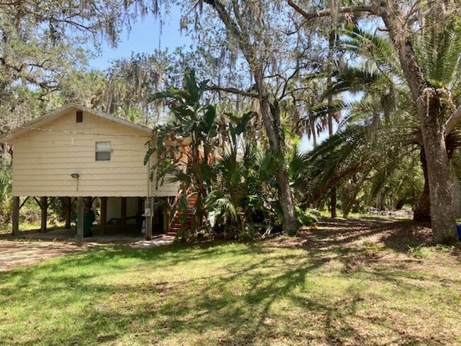 Building Photo - Captains' Lodge Old Homosassa