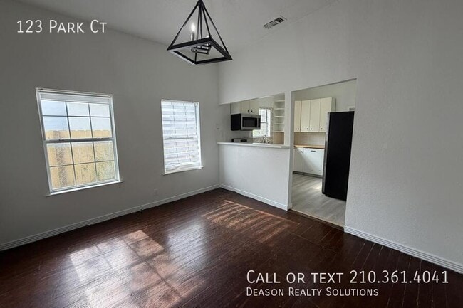 Building Photo - 123 Park Ct