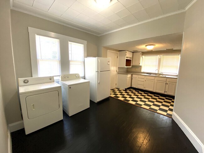Building Photo - Kenwick Bungalow            20260620