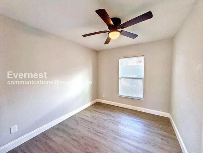 Building Photo - 4 Bed/2 Bath Home with Driveway / Availabl...