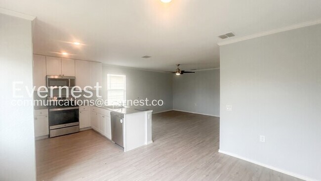Building Photo - Spacious Home with Fenced Yard and Attached Garage / 3 beds 2 baths / Available now