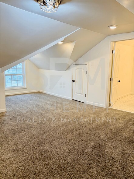 Building Photo - 826 S 38th St
