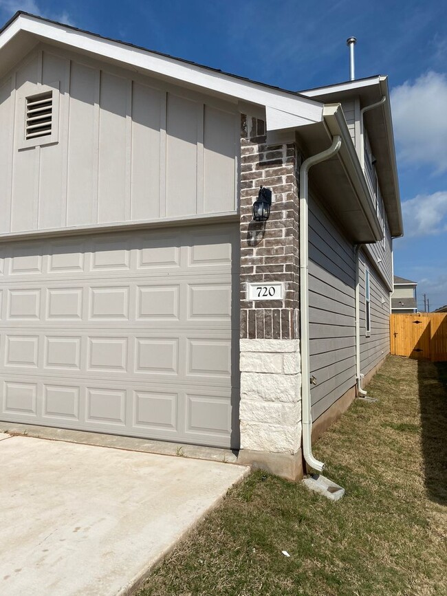 Building Photo - 4 BEDROOMS WITH 3 FULL BATHROOMS *** LARGE...