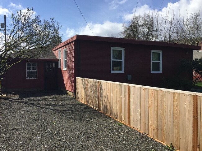 Building Photo - Crisp Duplex, offstreet parking, great backyard too.