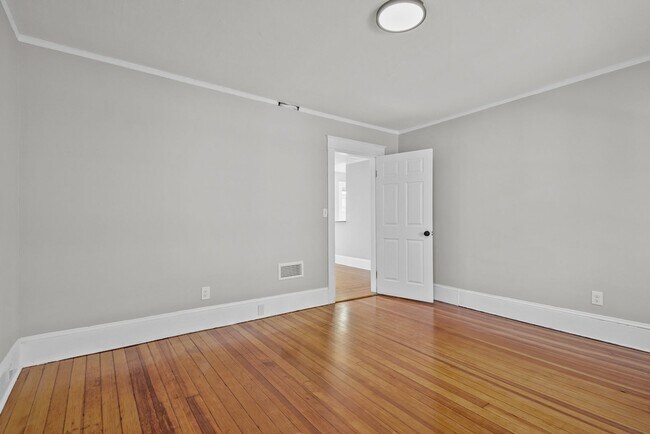 Building Photo - Completely Renovated 2 Bedroom in Elmhurst!
