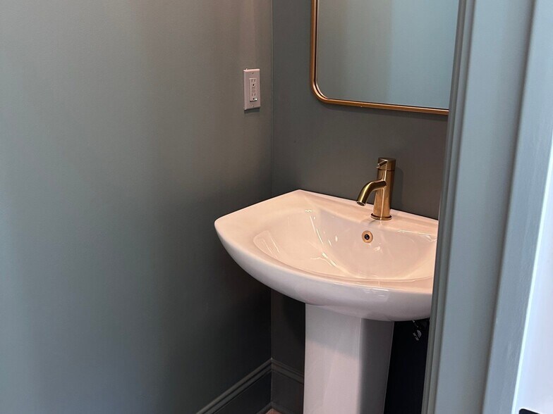 Building Photo - 226 McCowat St