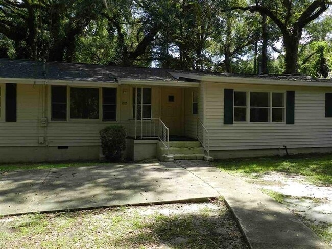 Building Photo - 3015 Thomas Dr