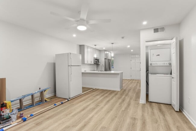 Building Photo - Brand New 2BD/1.5BA Only 1/2 Block Off St Charles Ave