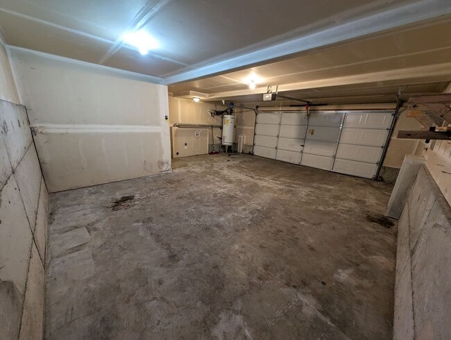 Building Photo - Centrally Located 3 Bedroom Triplex Unit Avail. for Rent - W/S/G paid with rent