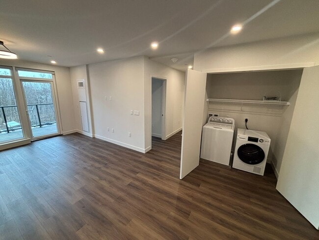 Building Photo - ONE25: Pet-Friendly 1-Bed with Balcony, Do...
