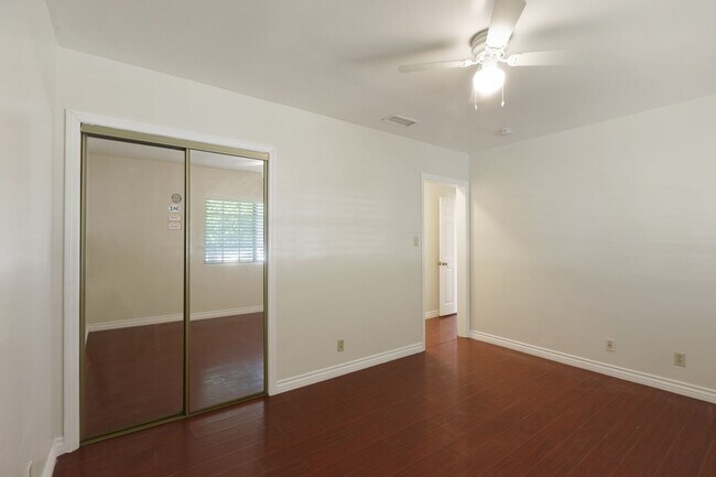 Building Photo - 15424 Mayall St