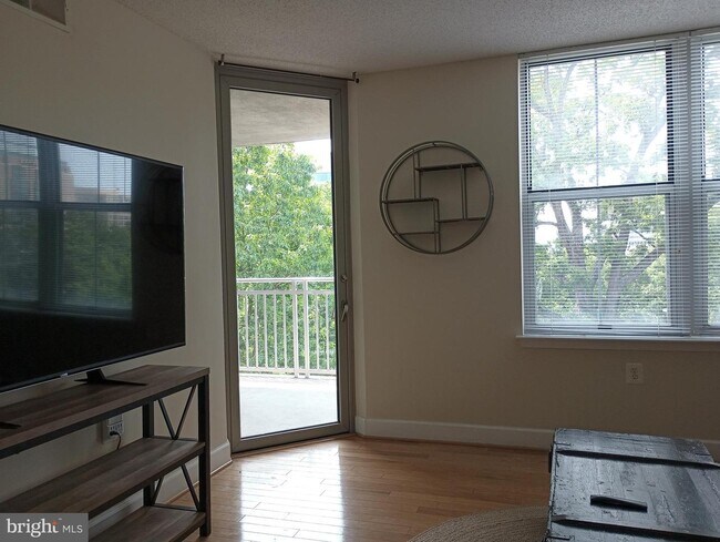 Building Photo - 11800 Sunset Hills Rd