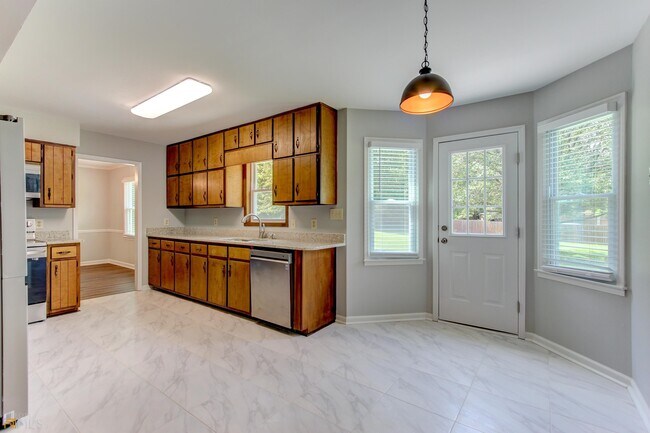 Building Photo - 180 Fairfield Cir