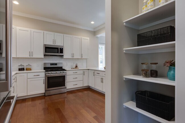 Building Photo - Spacious Beautiful 5 Bedrooms House with a Fenced-In Backyard