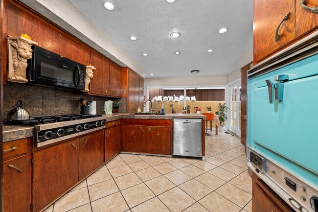 Building Photo - Spacious bedrooms!