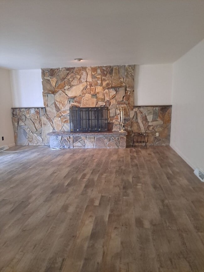 Building Photo - ALL PROSPECTIVE TENANTS MUST SUBMIT A $58 ...