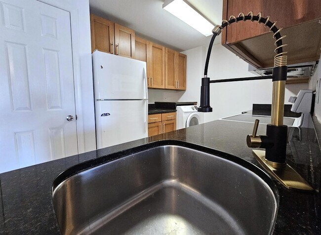 Building Photo - 2020 Greenview Shores Blvd