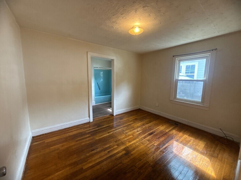 Bedroom - 521 Edwards St
