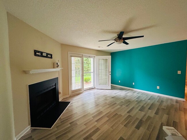 Building Photo - Beautiful Maintenance free 2 bedroom 2 bat...