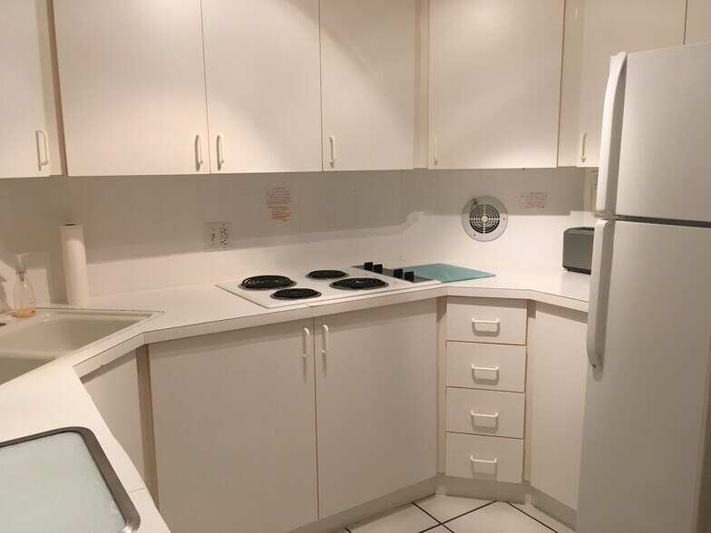 APT KITCHEN - 4040 Galt Ocean Dr