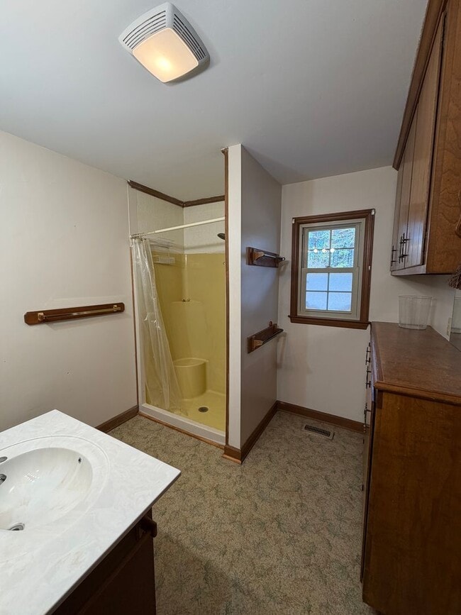 Building Photo - Spacious 3 Bedroom, 2 Bath Home on Over an Acre – Lawn Care Included!