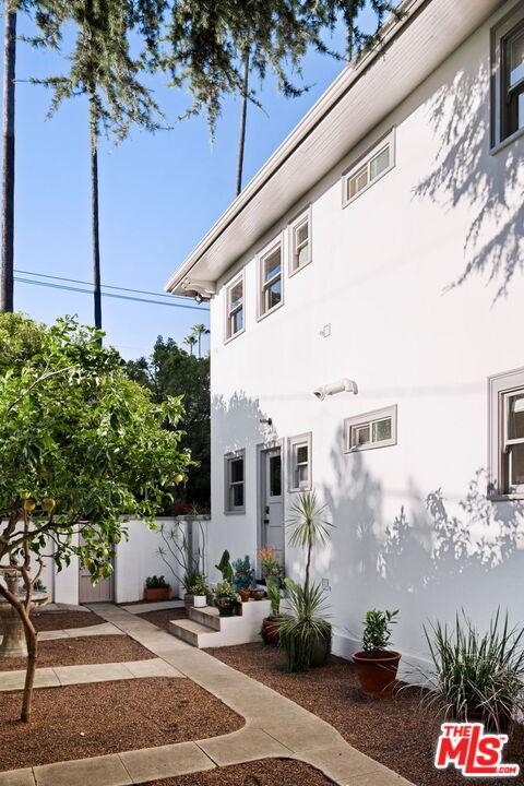 Building Photo - 2027 Canyon Dr