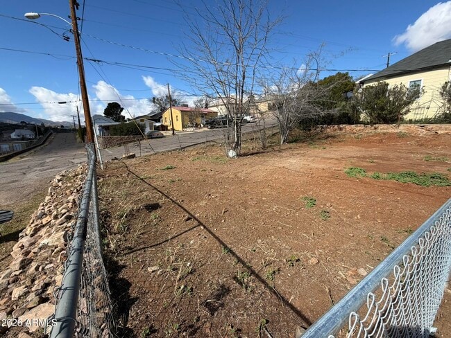 Building Photo - 615 E Oak St