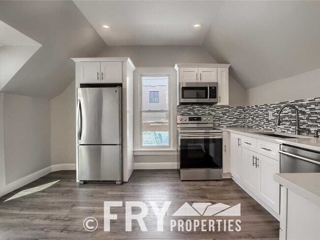 Building Photo - Beautiful, fully remodeled second floor du...
