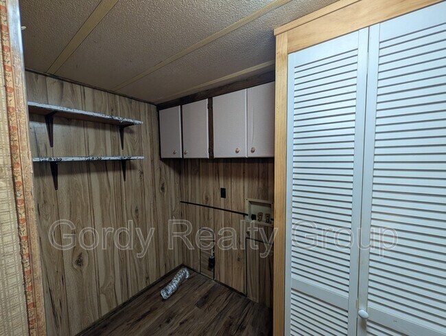 Building Photo - 6511 Blue Springs Rd