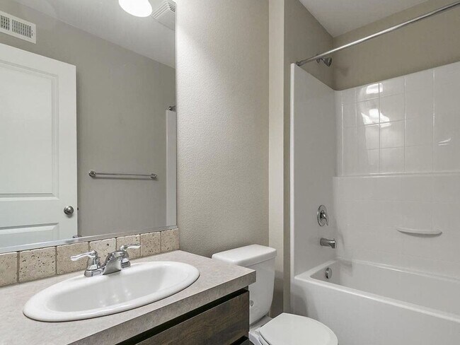 Building Photo - 4 bedroom 2.5 bathroom home