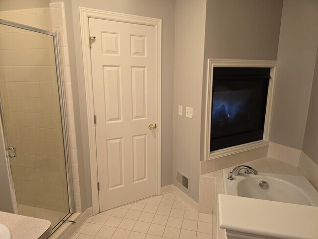 Building Photo - 5675 Hampshire Ln