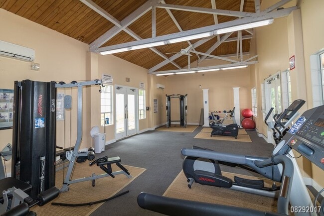 Building Photo - 2BR/2BA/2PKG UPPER LEVEL TOWNHOUSE (CROSS ...
