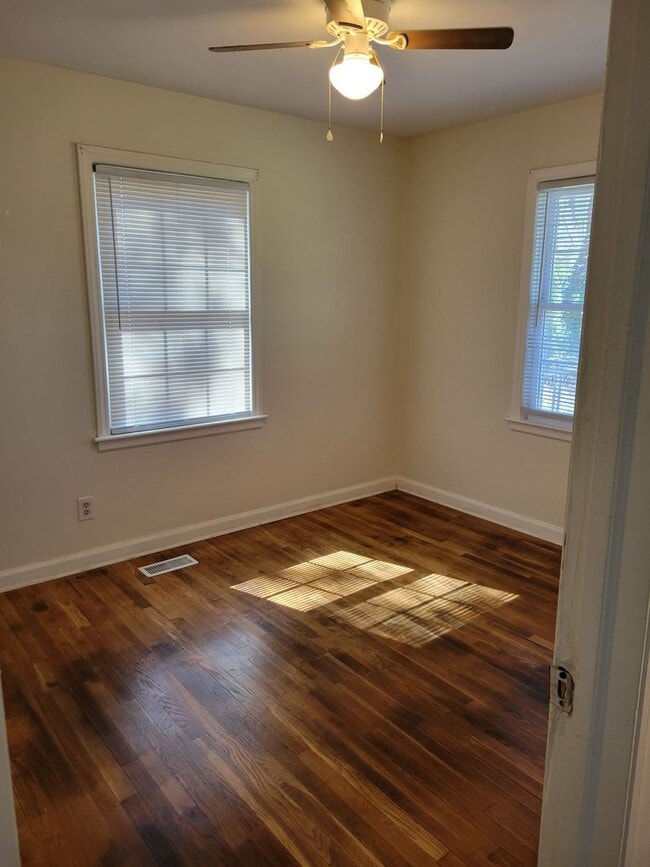 Building Photo - Charming 2br 1ba Home! Available Now!