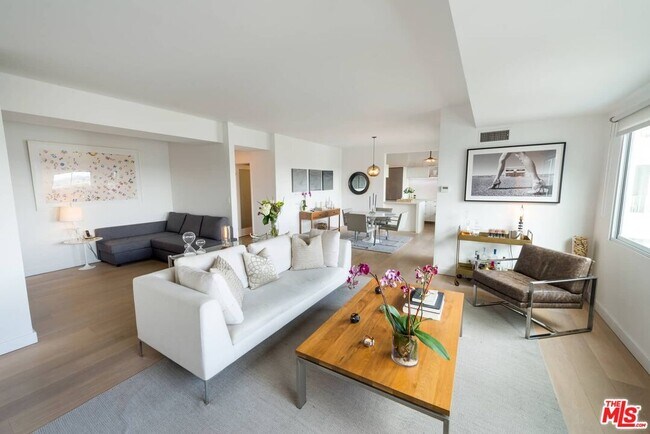 Building Photo - 838 N Doheny Dr