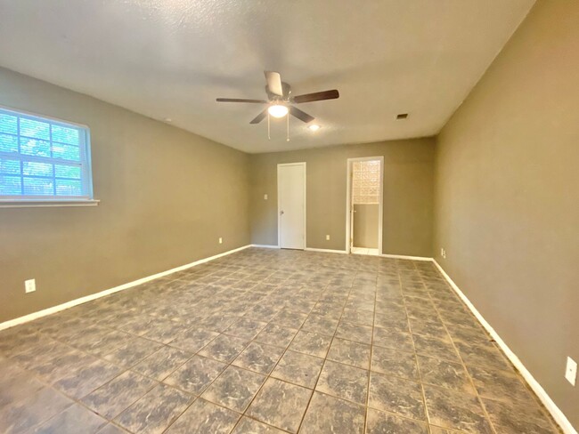 Building Photo - Move in special 2nd months rent $350 off