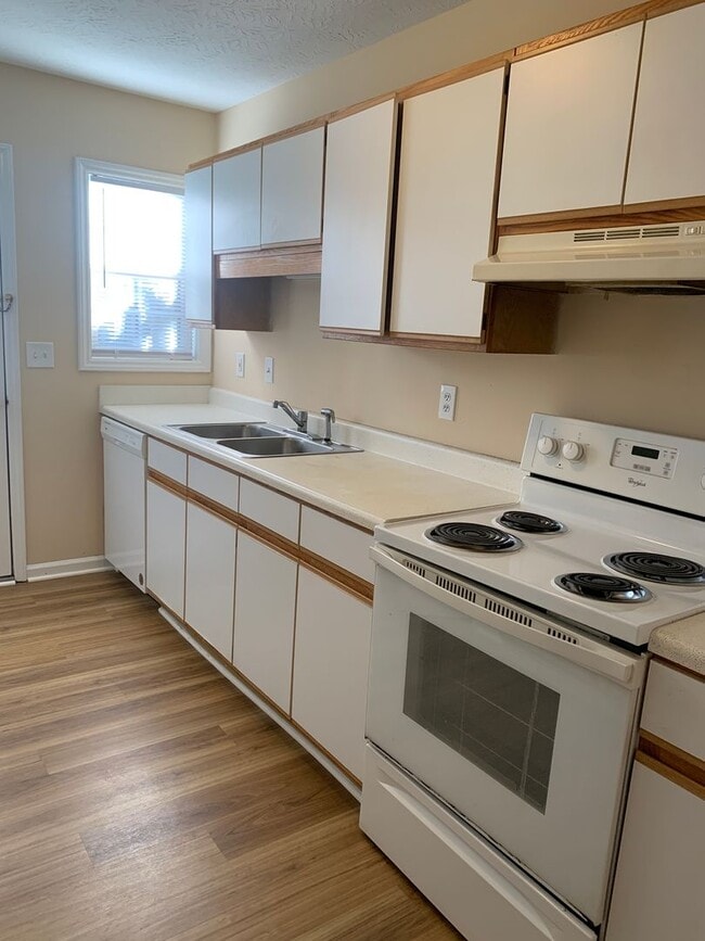 Building Photo - 3 Bedroom 2 Bath Townhouse Available Now on Jasmine Cove Way