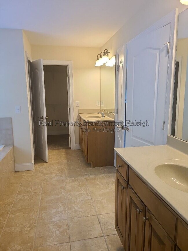 Building Photo - 7801 Kensington Manor Ln