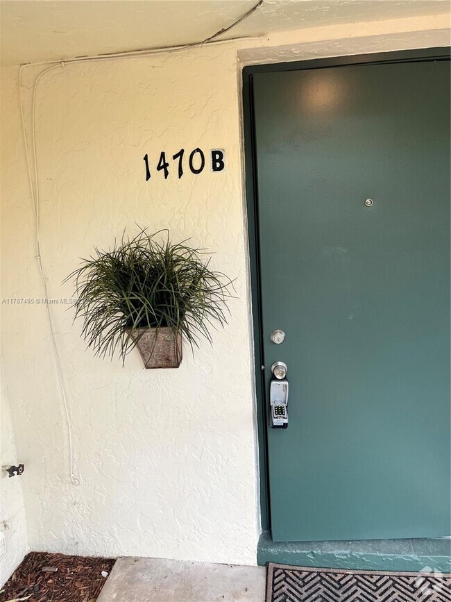 Building Photo - 1470 SW 2nd Ave