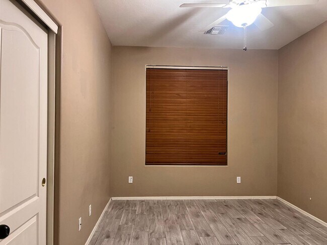 Building Photo - 3107 E Kingbird Pl