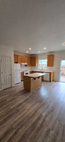 Building Photo - 18549 SW Takena Ct