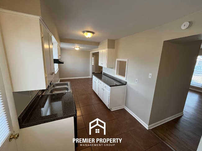 Building Photo - Beautiful 3BR/2BA Memphis Home with Hardwood Floors, Formal Dining & Fenced Yard