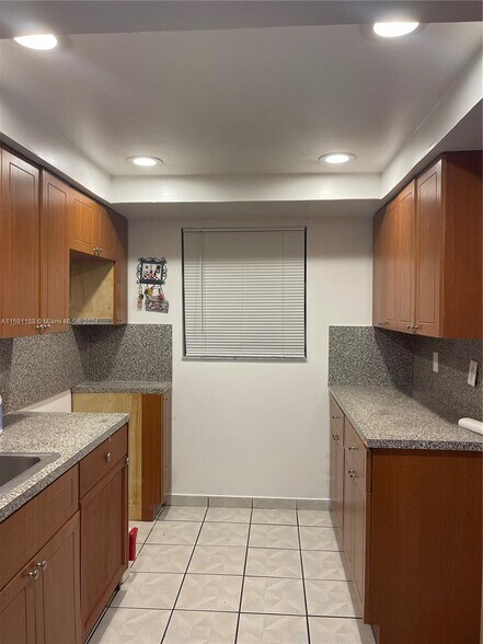 Building Photo - 2744 W 60th St