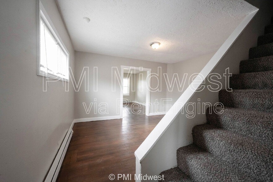 Building Photo - 2011 Applegate St