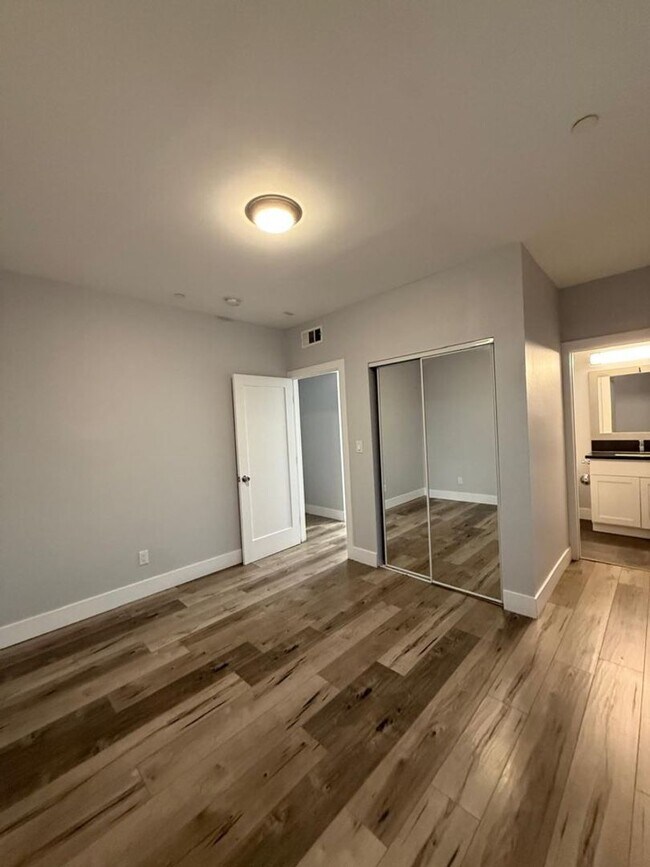 Building Photo - 85(221)