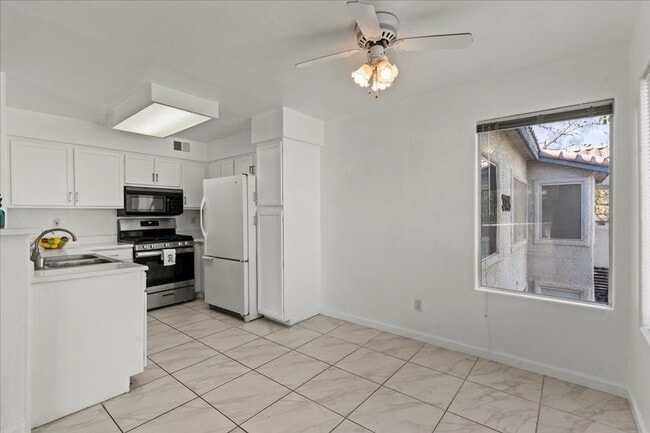 Building Photo - Bright, Modern 2 Bedroom Upstairs Condo, Community Pool, Gated, Covered Parking