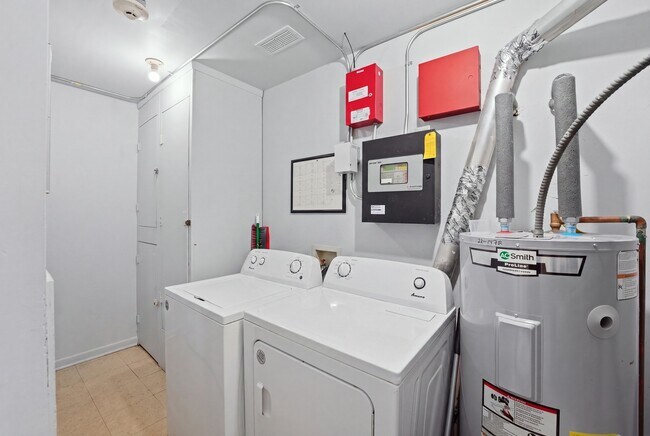 Building Photo - 9388 Bay Colony Dr
