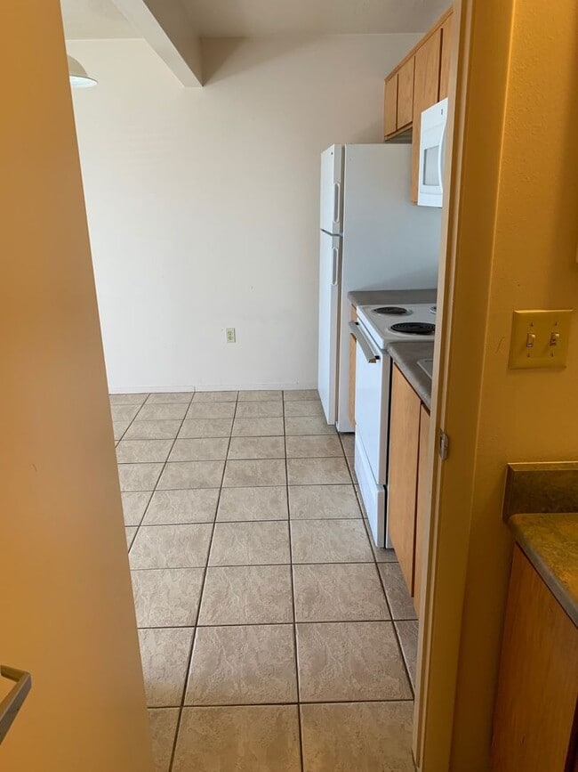 Building Photo - Lower Level Smokey Lane 1 bedroom, 1 bath ...