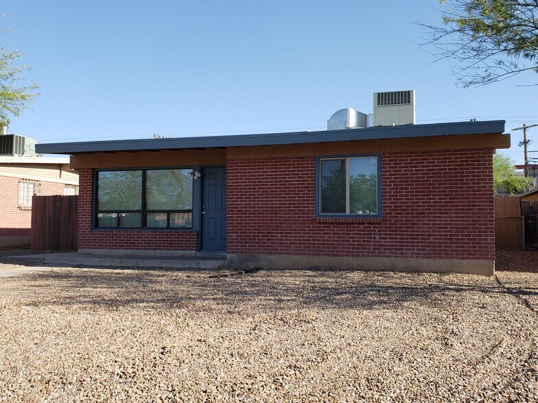 Building Photo - 814 E Lester St