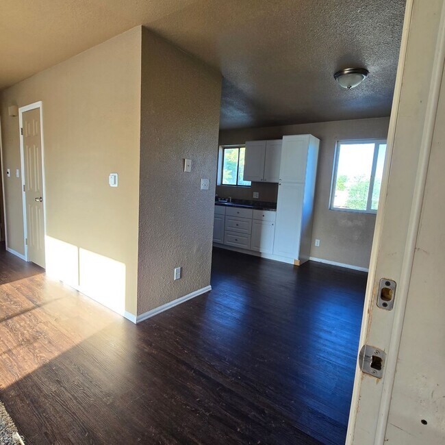 Building Photo - 2 BR / 1 BA Upper-Level Apartment in Clifton – $1,150