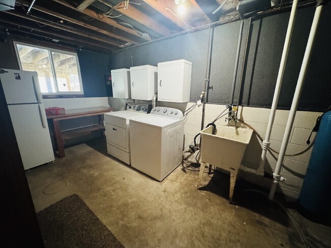 Building Photo - Single Family Home with 4-Bedrooms and 2 bathrooms in Coon Rapids